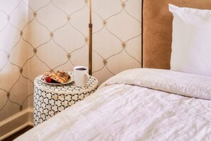 5 habitaciones, tabla de planchar con plancha, wifi y ropa de cama 