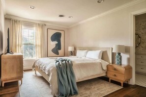 5 bedrooms, iron/ironing board, WiFi, bed sheets