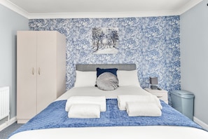 Economy Double Room, Shared Bathroom | Free WiFi - Town House Rooms (Boston)