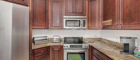 Refrigerador, microondas, horno y parrilla de estufa