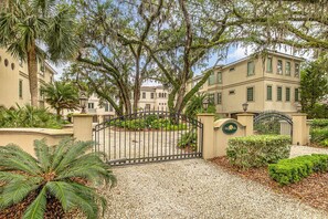 Property grounds - Unique Villa in the Pier Village! Perfect for FLETC and extended stays! (St. Simons Island)