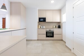 Una cocina moderna con microondas, tostadora y horno.