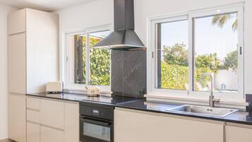 Microondas, cafetera/tetera, utensilios de cocina