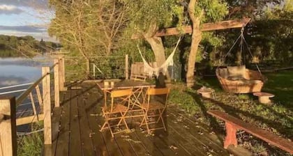 Cozy cottage on the river with kayaks floating pontoon, 100 km from Paris ,