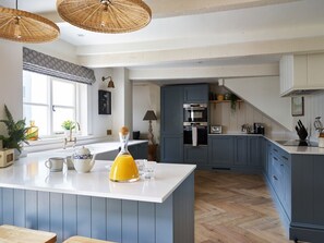 Kjøleskap, mikrobølgeovn, ovn og oppvaskmaskin