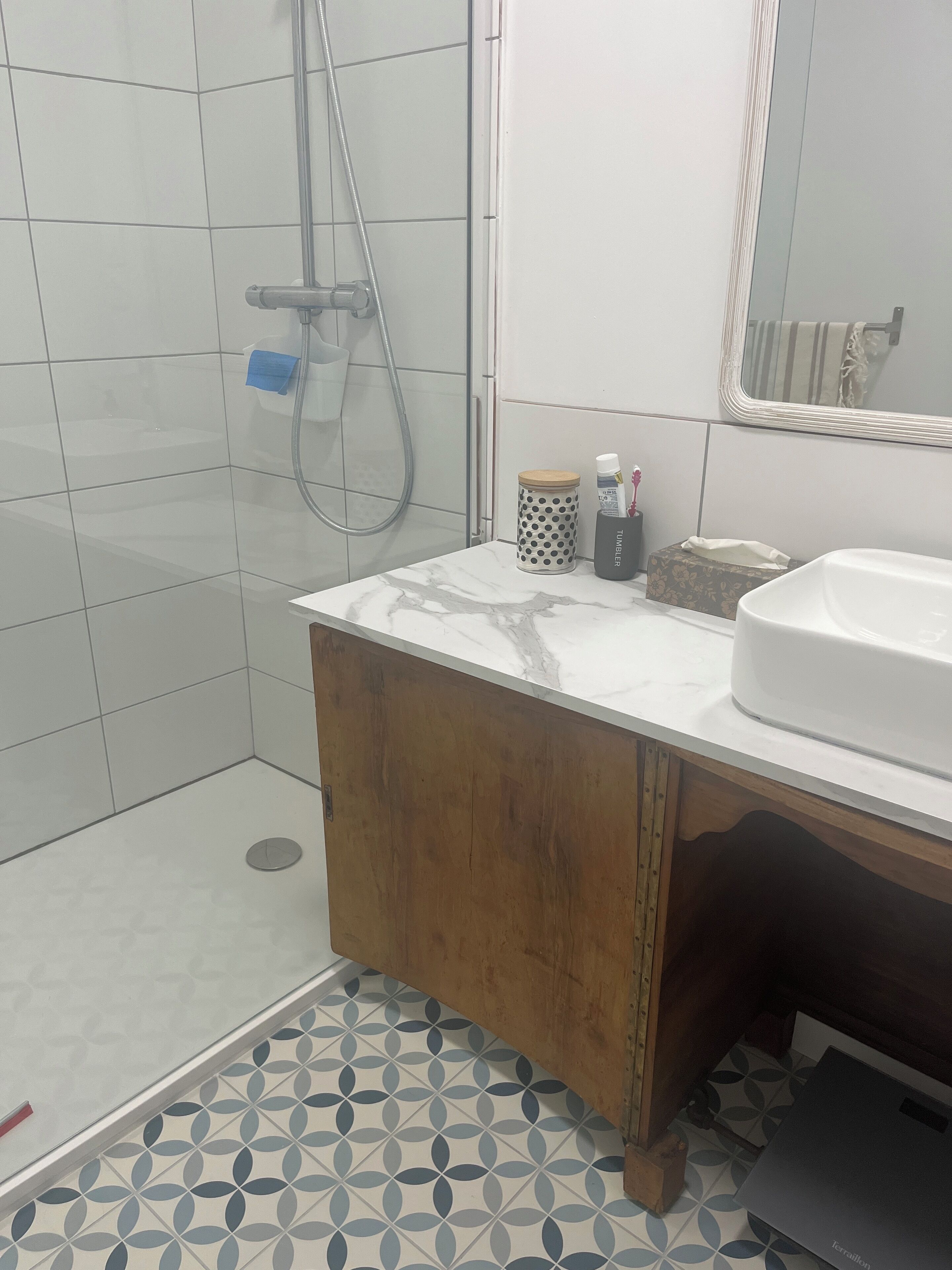 吹风机、毛巾、肥皂、卫生纸