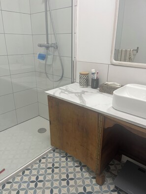 Hair dryer, towels, soap, toilet paper - Chambres Dans Maison Neuve (Charly)
