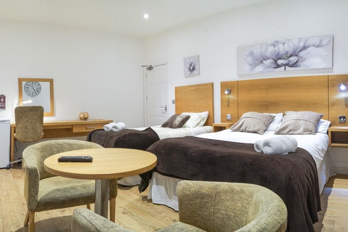 Premium driepersoonskamer, en-suite badkamer | Geluiddichte muren, gratis wifi
