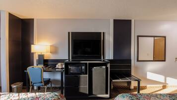 2 bedrooms, desk, WiFi
