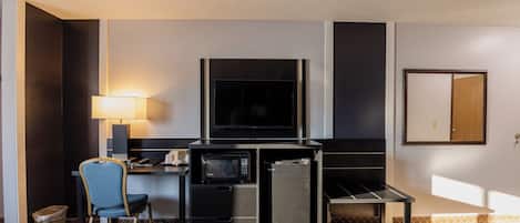 2 bedrooms, desk, WiFi