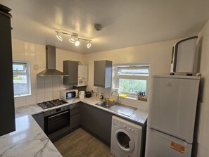 Fridge, microwave, oven, stovetop - L'Auberge close Syon Lane Station and Heathrow (Isleworth)