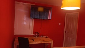 Desk, laptop workspace, iron/ironing board, free WiFi - L'Auberge close Syon Lane Station and Heathrow (Isleworth)