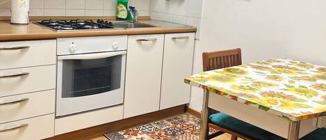 Geladeira, micro-ondas, fogão, cafeteira/chaleira