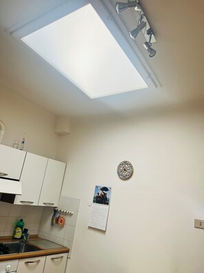 Kühlschrank, Mikrowelle, Ofen, Wasserkocher mit Kaffee-/Teezubehör