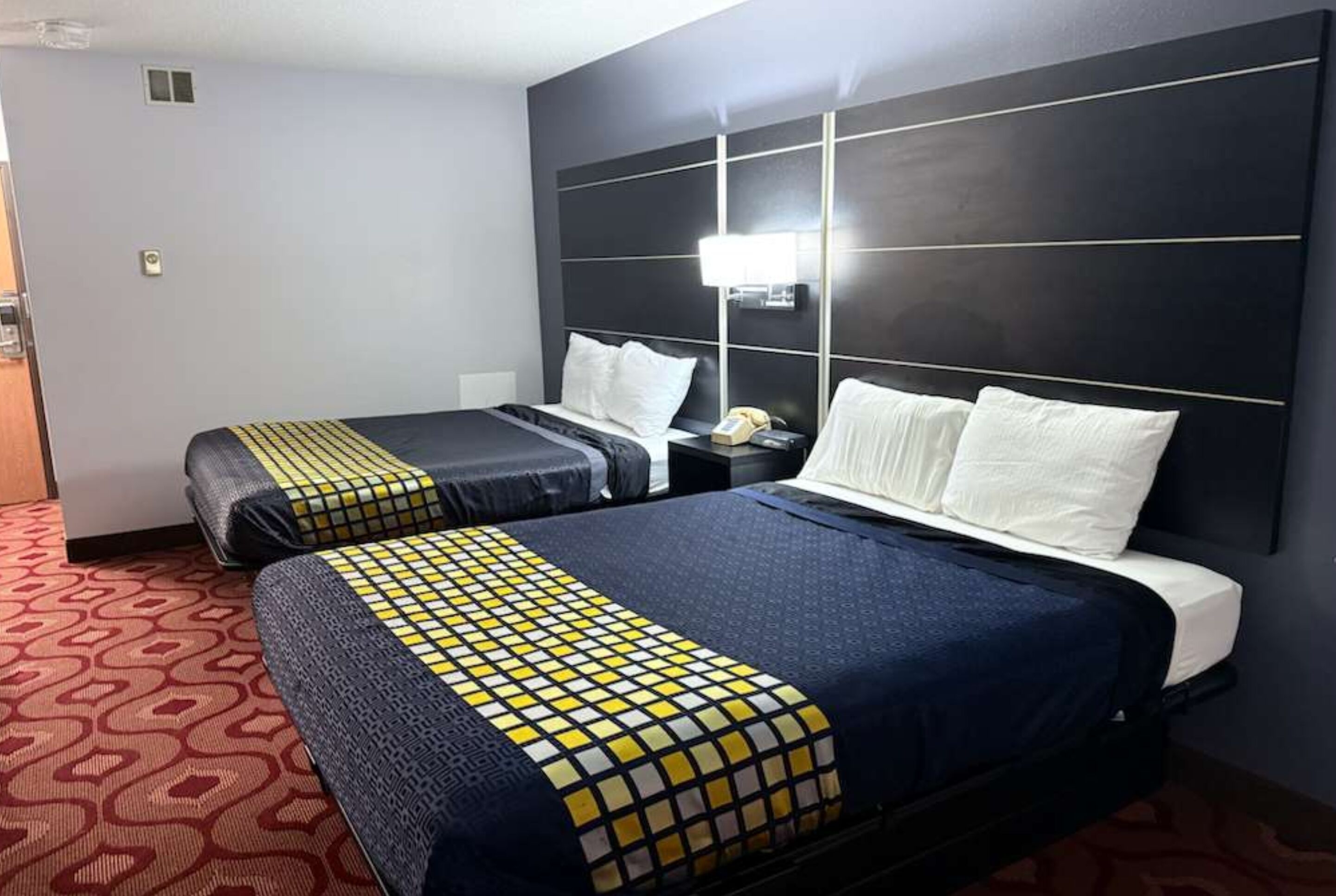 2 bedrooms, desk, WiFi