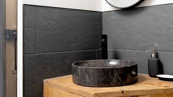 Comfort-dupleks - udsigt til have | Badeværelse | Gratis toiletartikler, hårtørrer, håndklæder, Sæbe