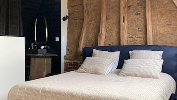 Honeymoon maisonnette, 1 slaapkamer, toegang tot zwembad, uitzicht op de binnenplaats | Bedden met traagschuimmatrassen, verduisterende gordijnen