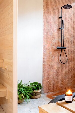 Dúplex de luna de miel | Baño | Amenidades de baño gratuitas, secadora de cabello, toallas, jabón 