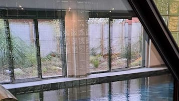 Una piscina cubierta