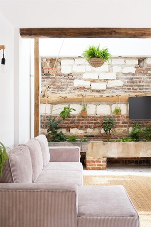 Appartement Confort, vue cour intérieure | Coin séjour