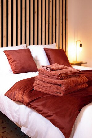 Betten mit Memory-Foam-Matratzen, Verdunkelungsvorhänge