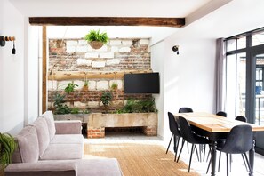 Appartement Confort, vue cour intérieure | Coin séjour