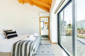 6 slaapkamers, een strijkplank/strijkijzer, internet, beddengoed