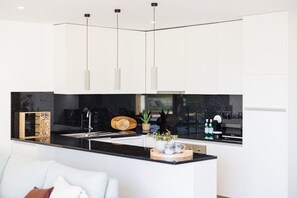 Kühlschrank, Mikrowelle, Ofen, Herdplatte