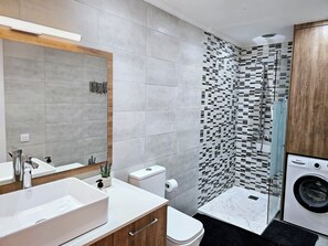 Haartrockner, Handtücher, Seife, Toilettenpapier