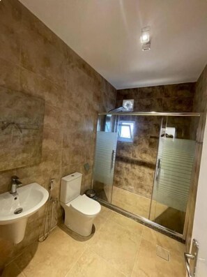 Pengering rambut, sabun, sampo, dan tisu toilet