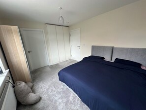 1 bedroom, iron/ironing board, WiFi, bed sheets - Pvt ensuite room, 30 mins transport connection to city center  (Dublin)