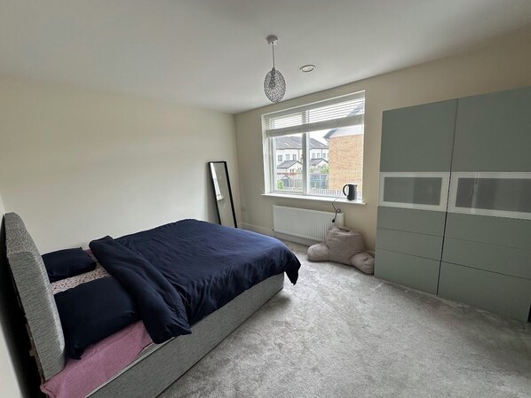1 habitación, tabla de planchar con plancha, wifi y ropa de cama 