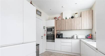 Pvt ensuite room, 30 mins transport connection to city center