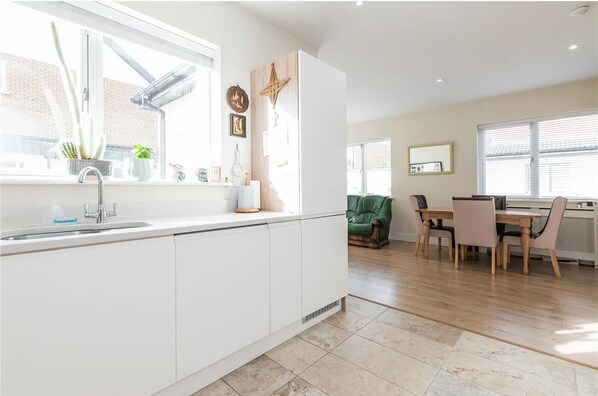 Interior - Pvt ensuite room, 30 mins transport connection to city center (Dublin)