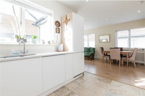 Pvt ensuite room, 30 mins transport connection to city center 