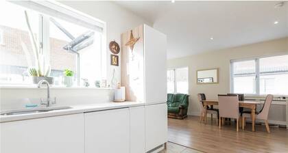 Pvt ensuite room, 30 mins transport connection to city center