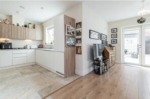 Oven, dishwasher - Pvt ensuite room, 30 mins transport connection to city center (Dublin)