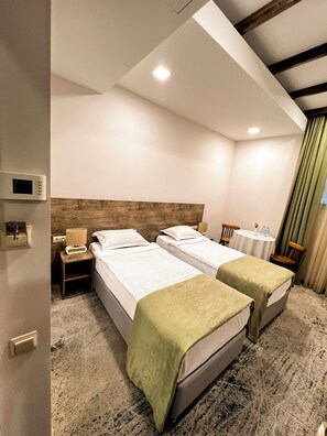 Caja fuerte, sistema de insonorización, tabla de planchar con plancha