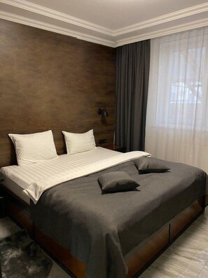 Habitación económica doble | Caja fuerte, sistema de insonorización, tabla de planchar con plancha