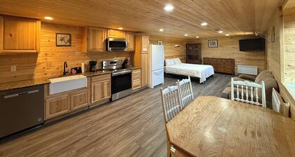 12 miles from Yellowstone with incredible views - Grizzly Lodge