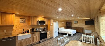 12 miles from Yellowstone with incredible views - Grizzly Lodge
