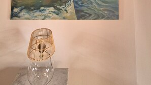 A painting of a bridge over water, a lamp, and a marble surface. - Luxe Appartement in het Oude Centrum (Zutphen)