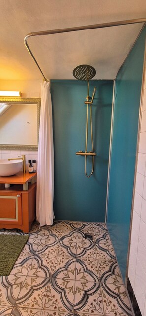 Regadera, amenidades de baño gratuitas, secadora de cabello, toallas