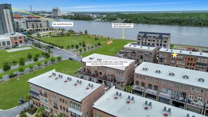 Blick auf einen Flussabschnitt mit Gebäuden, einer Bar namens Bar Julian/Rooftop Bar, und einem Punkt, der als Savannah River Front / River Street Extension gekennzeichnet ist.