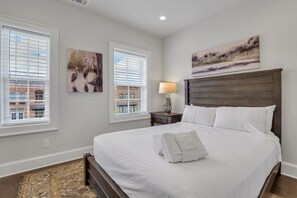 3 slaapkamers, een strijkplank/strijkijzer, gratis wifi, beddengoed