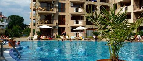 Una piscina al aire libre