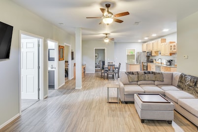 Pet-friendly Downtown Fulton Apt w/ Smart TV!