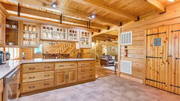 House (4 Bedrooms) | Interior