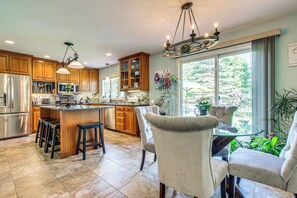 House (3 Bedrooms) | Interior - Menasha Home w/ Patio - Walking Distance to Lake! (Menasha)