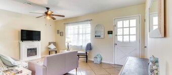 Pace Family Home: 1 Mi to Beach & Park!